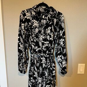 Well Worn Preowned (worn once) Black White Floral Collared Dress Size Small